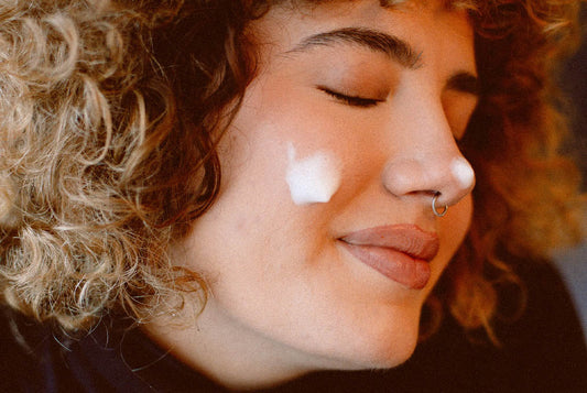 Veido valymo putos nuo prakaito ir riebalų pertekliaus – kasdienė gaiva be išsausėjimo