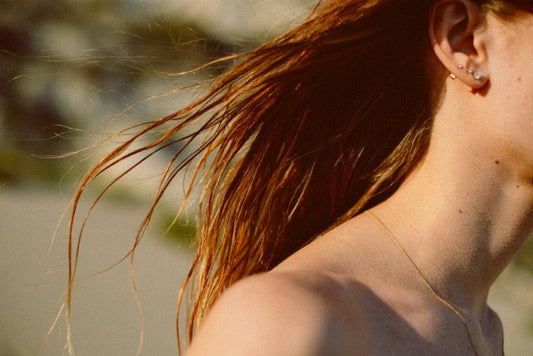 Žvilgantys moters plaukai saulės šviesoje – ENZO Hair Oil plaukų aliejus galiukams