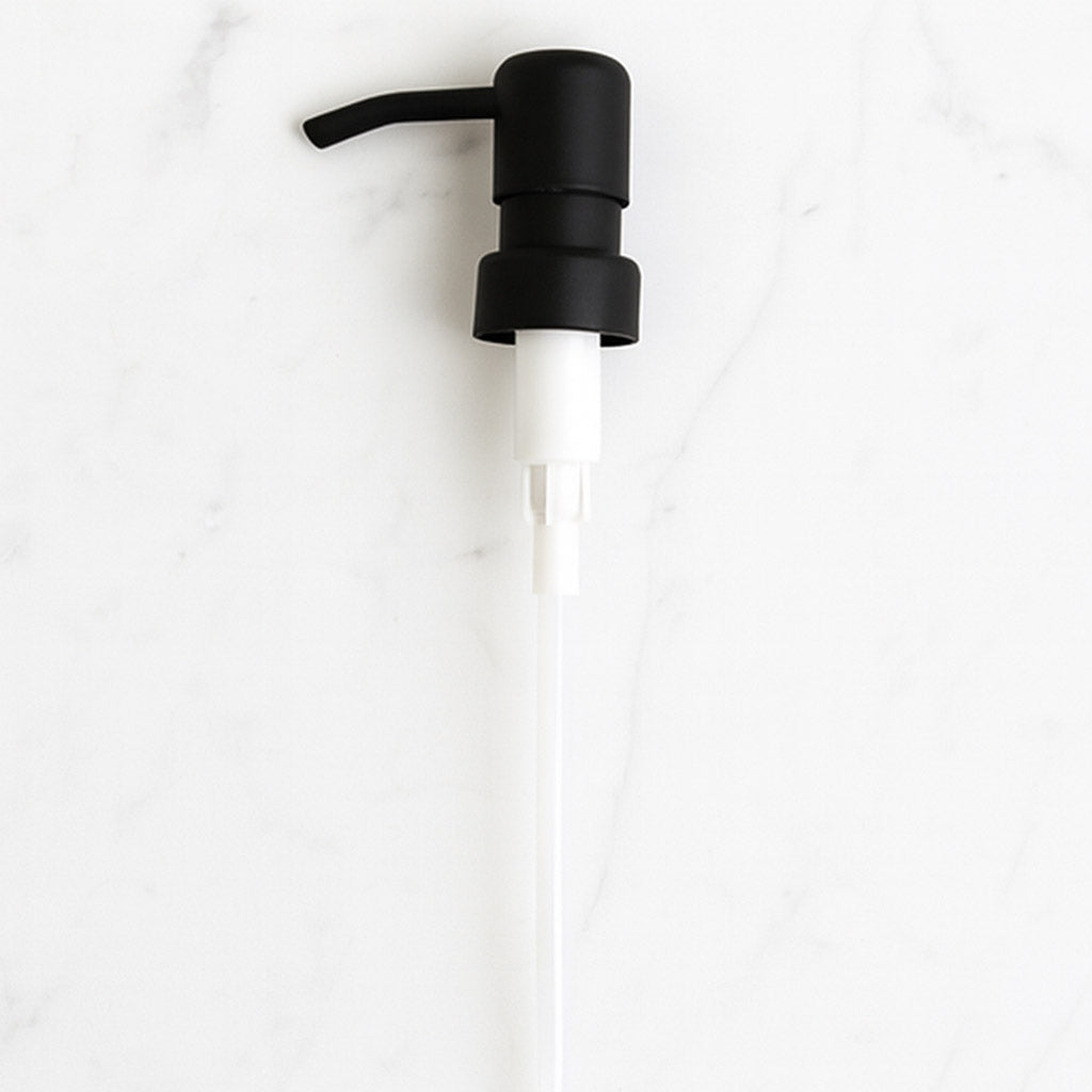 Juodas metalinis dozatorius iš nerūdijančio plieno